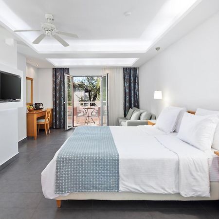 Sentido Apollo Palace 메손기 외부 사진 A room at the hotel