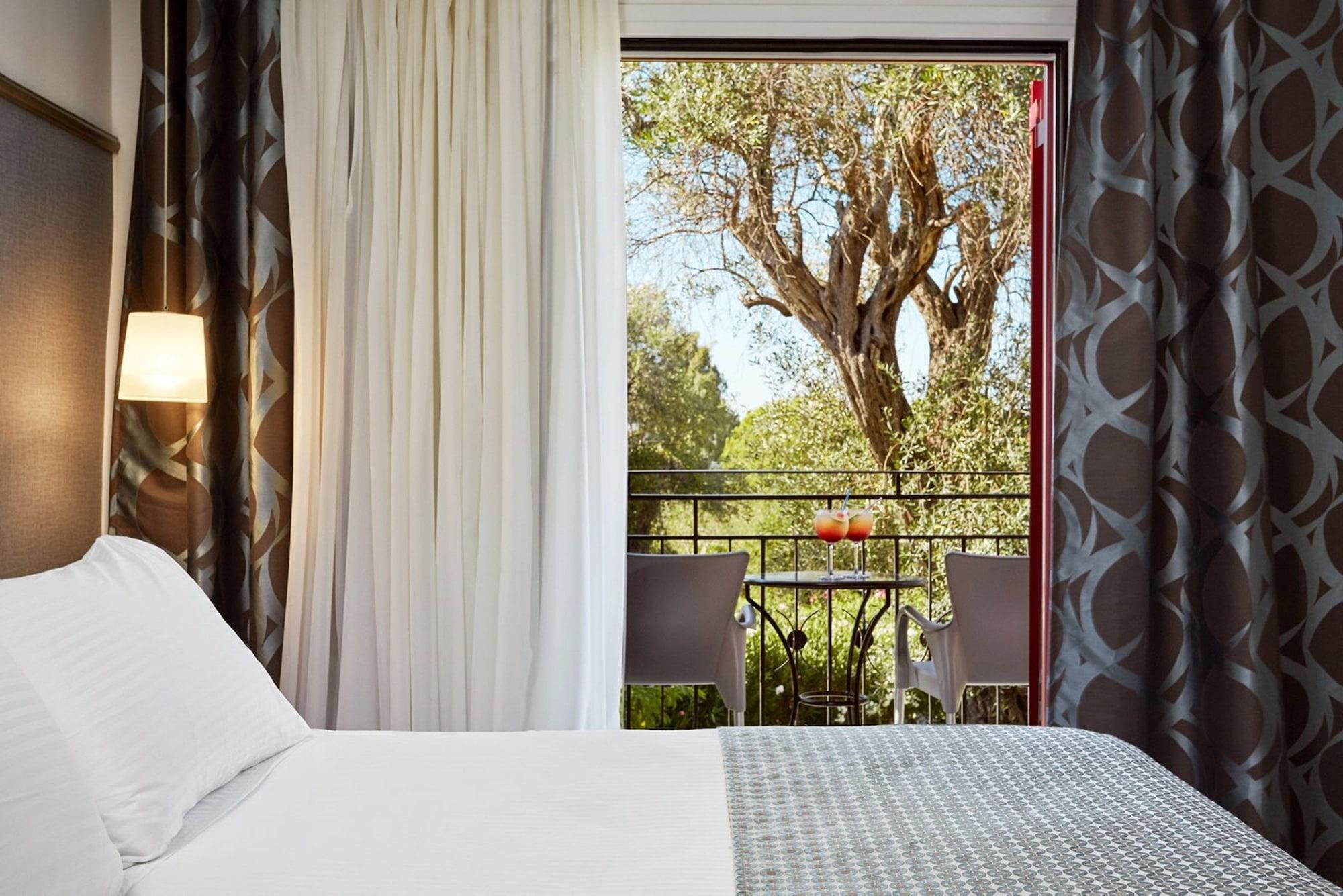 Sentido Apollo Palace 메손기 외부 사진 A room at the hotel