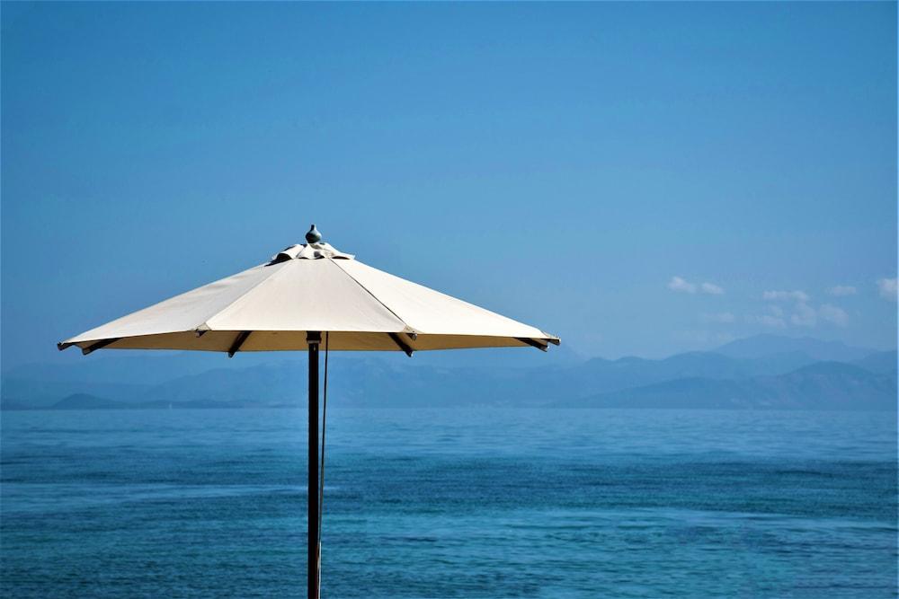 Sentido Apollo Palace 메손기 외부 사진 A beach umbrella