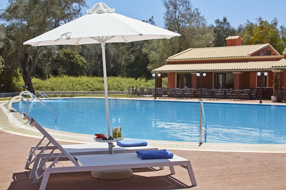 Sentido Apollo Palace 메손기 외부 사진 A poolside lounge chair