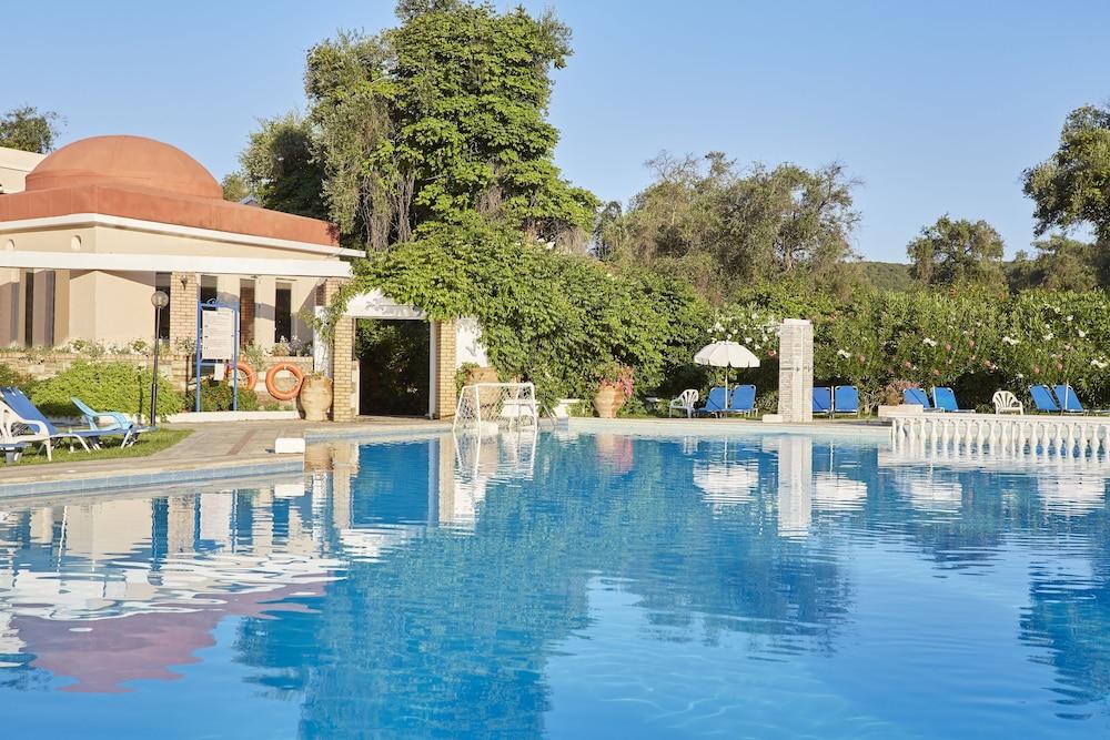 Sentido Apollo Palace 메손기 외부 사진 The swimming pool at the hotel