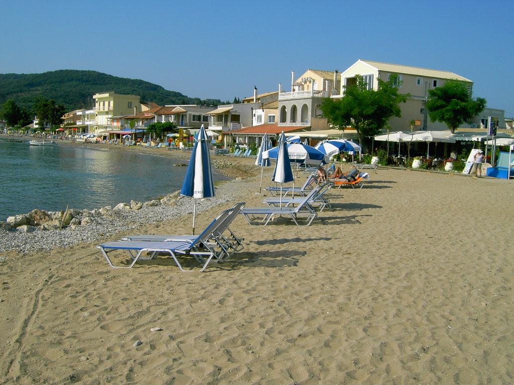 Sentido Apollo Palace 메손기 외부 사진 A beach in Nea Vrasna