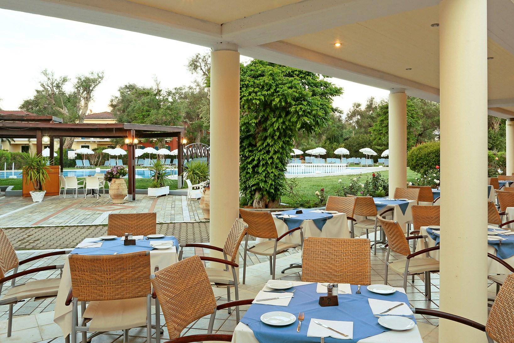 Sentido Apollo Palace 메손기 외부 사진 The poolside restaurant