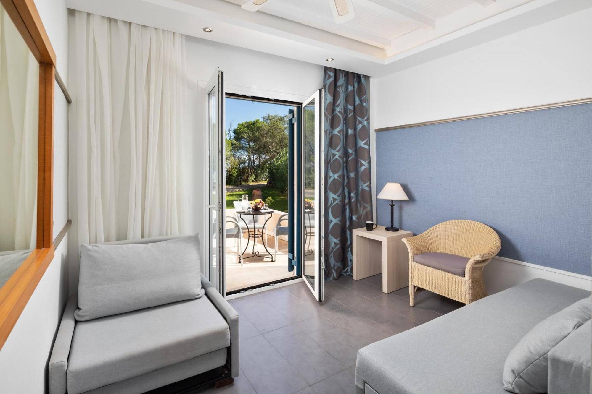 Sentido Apollo Palace 메손기 외부 사진 A room at the hotel