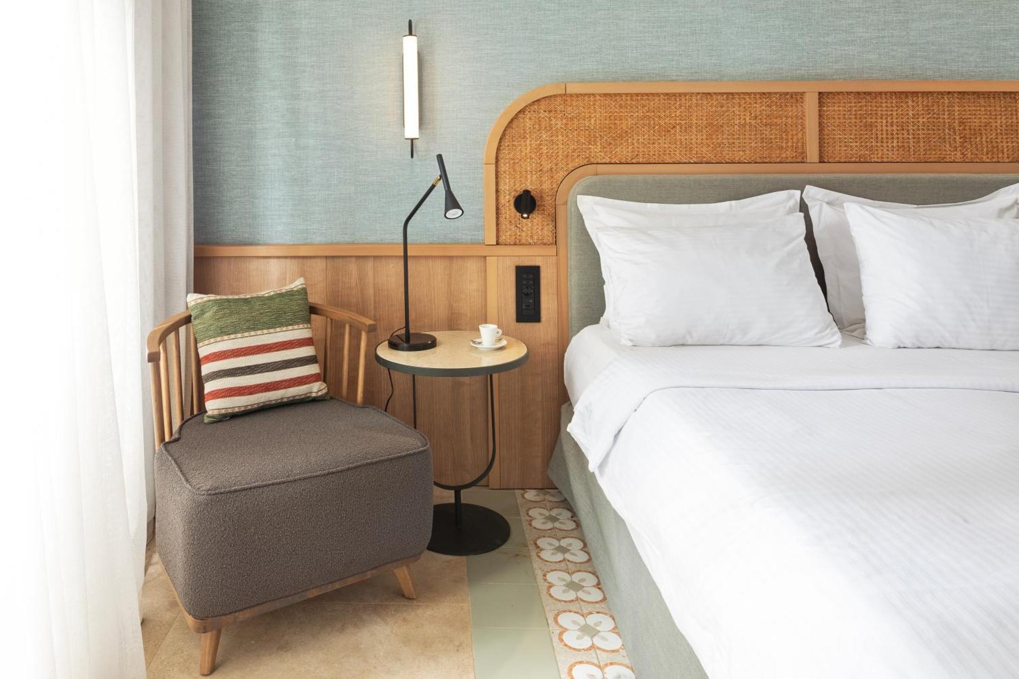 Sentido Apollo Palace 메손기 외부 사진 A room at the hotel
