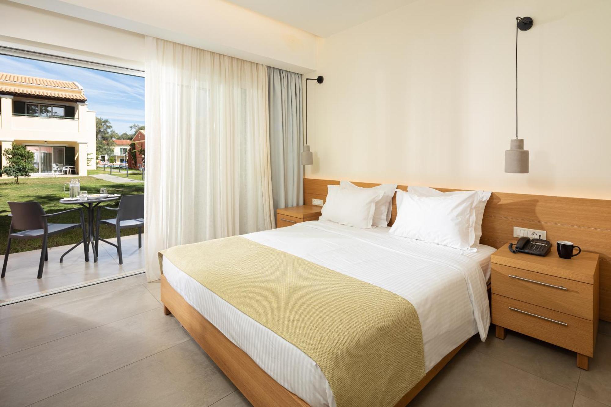 Sentido Apollo Palace 메손기 외부 사진 A bedroom at the resort