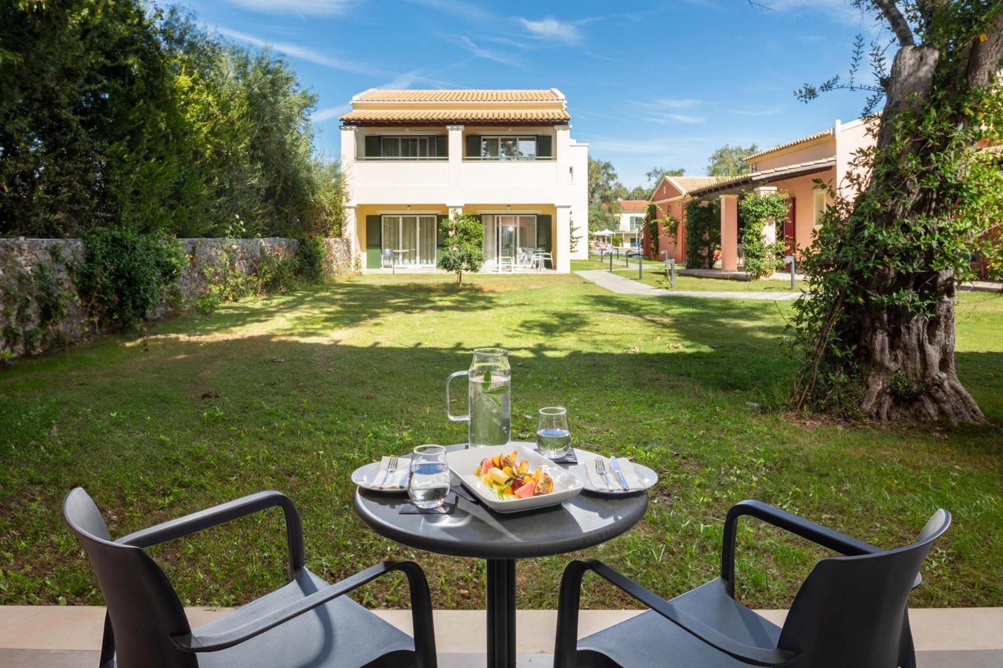 Sentido Apollo Palace 메손기 외부 사진 The garden of the hotel