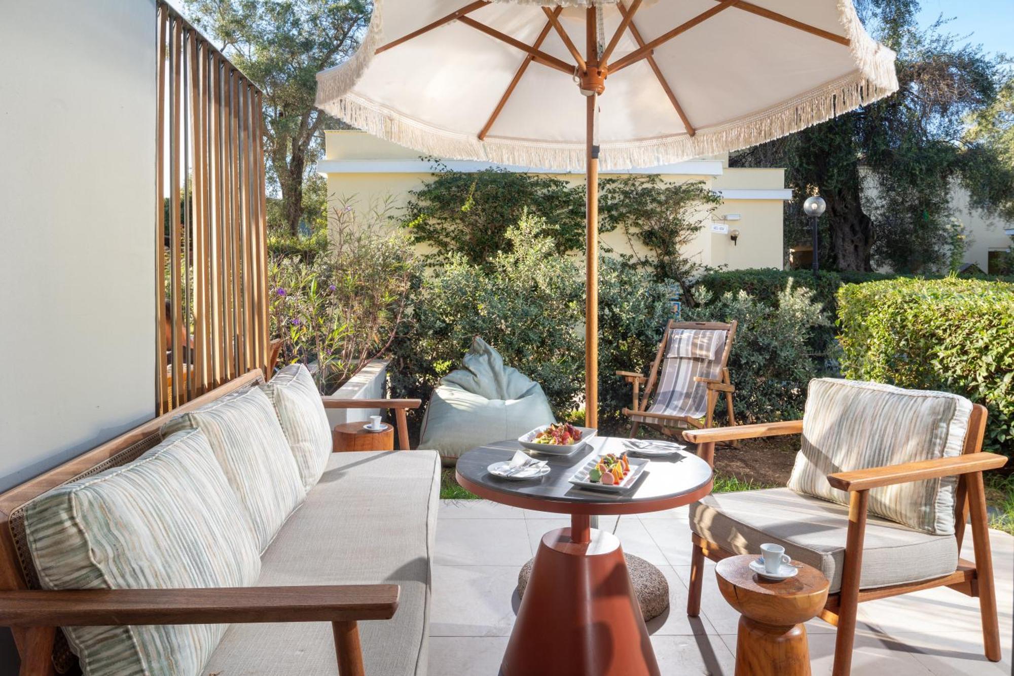 Sentido Apollo Palace 메손기 외부 사진 A patio at the hotel