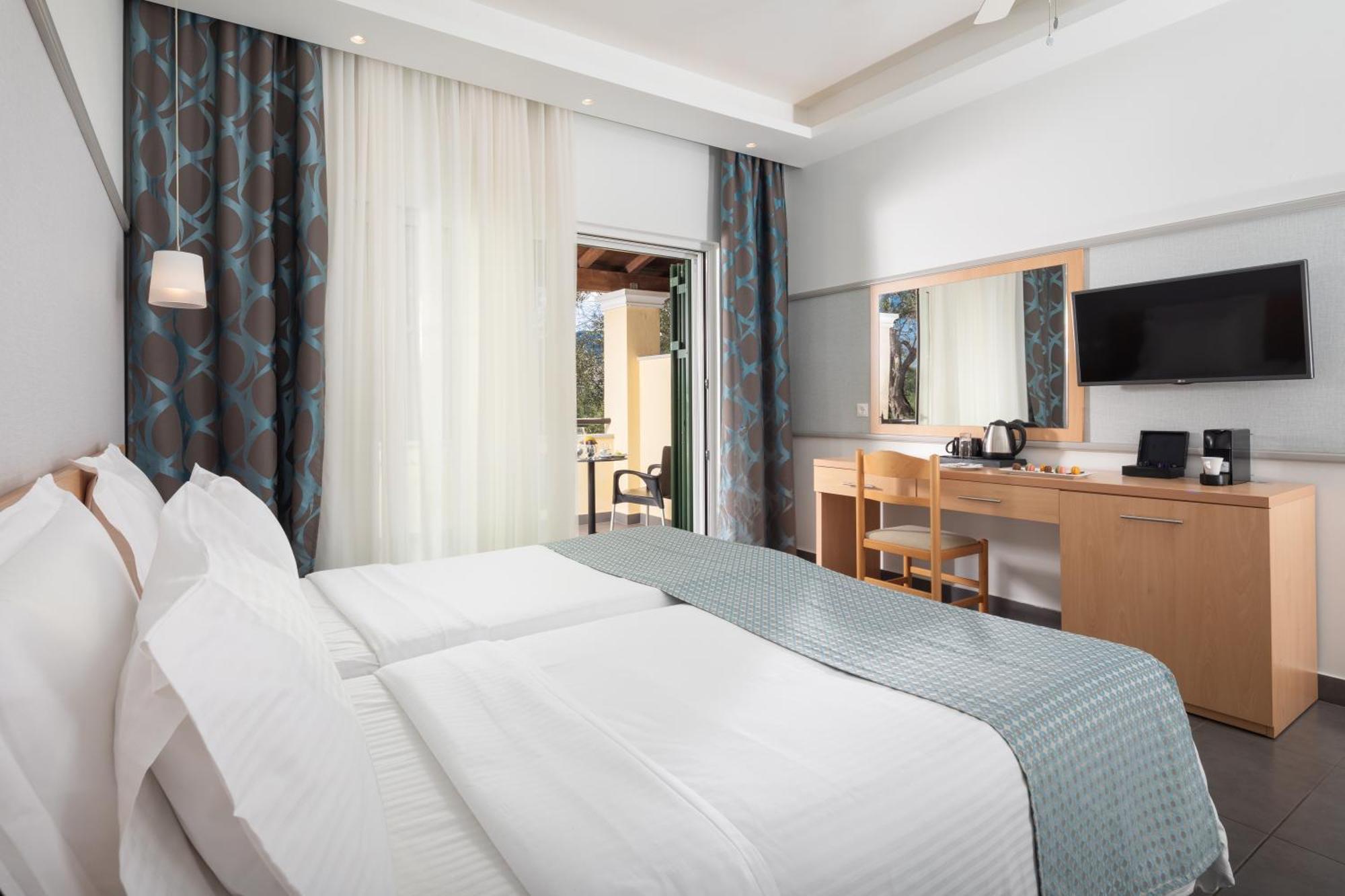 Sentido Apollo Palace 메손기 외부 사진 A typical room at the hotel