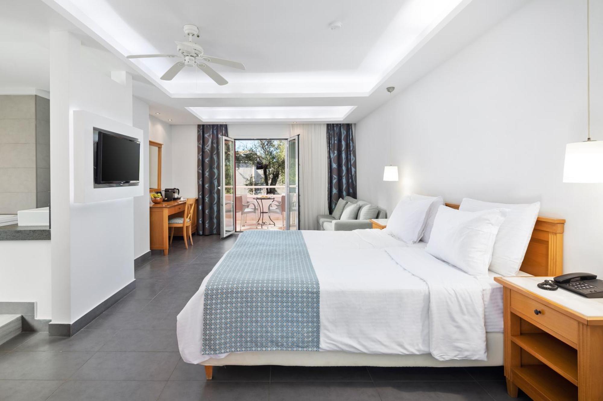 Sentido Apollo Palace 메손기 외부 사진 A room at the hotel