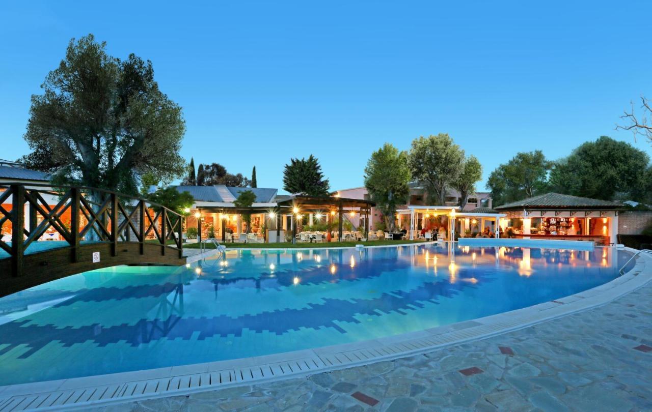 Sentido Apollo Palace 메손기 외부 사진 The pool at the hotel