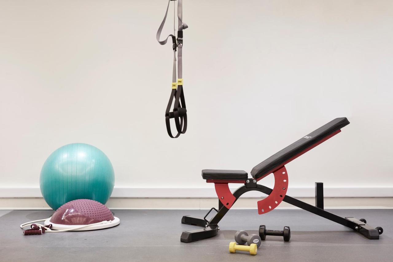Sentido Apollo Palace 메손기 외부 사진 A weight bench
