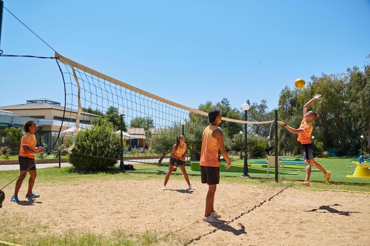 Sentido Apollo Palace 메손기 외부 사진 A volleyball game