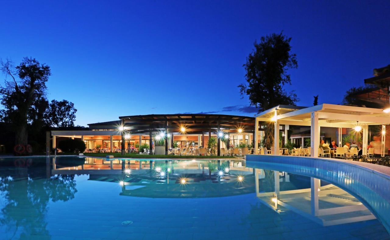 Sentido Apollo Palace 메손기 외부 사진 The resort at night
